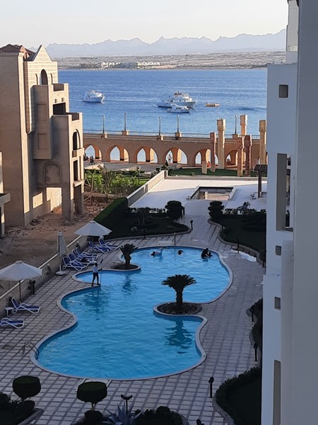Шикарная, меблированная квартира с видом на море и бассейн в элитном проекте Андалус Сахл Хашишь 
