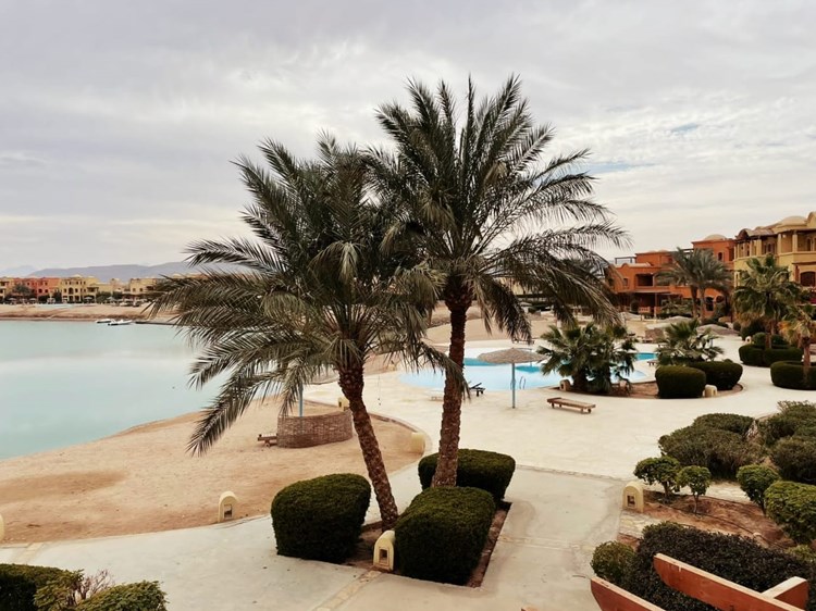 Удивительная 1-сп квартира с частным бассейном и лагуной, комплекс West Golf в Эль Гуне