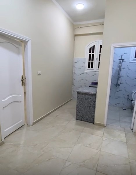 Unmöblierte Ein-Zimmer-Wohnung in Hurghada zu verkaufen / In der Nähe von schönem öffentlichem Stran