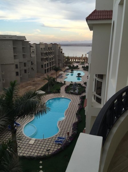 Geräumige, möblierte 1-Schlafzimmer-Wohnung mit Meerblick zum Verkauf in Andalusien, Sahl Hasheesh. 